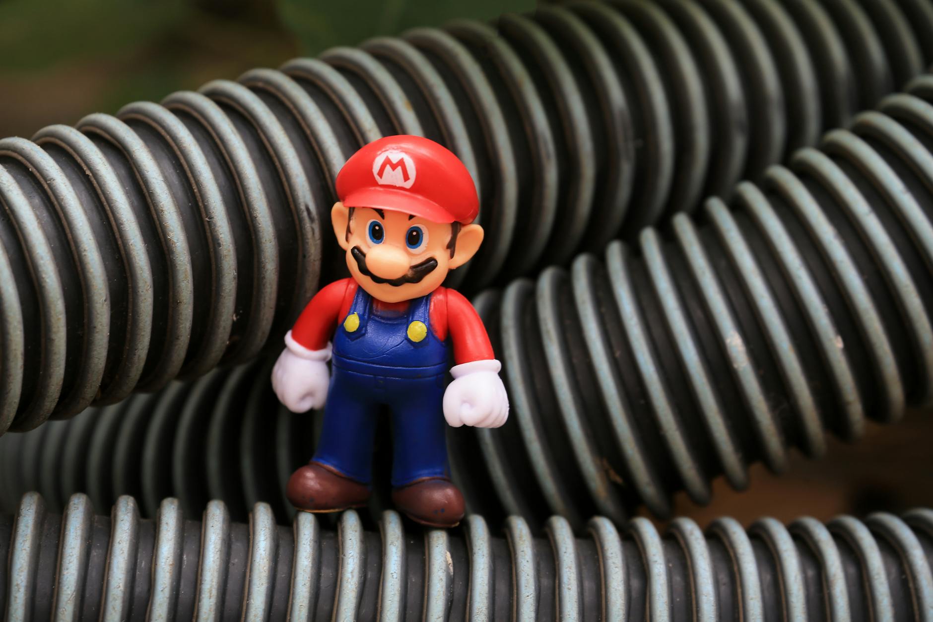 Figurka Super Mario wśród kolorowych spiralnych rurek