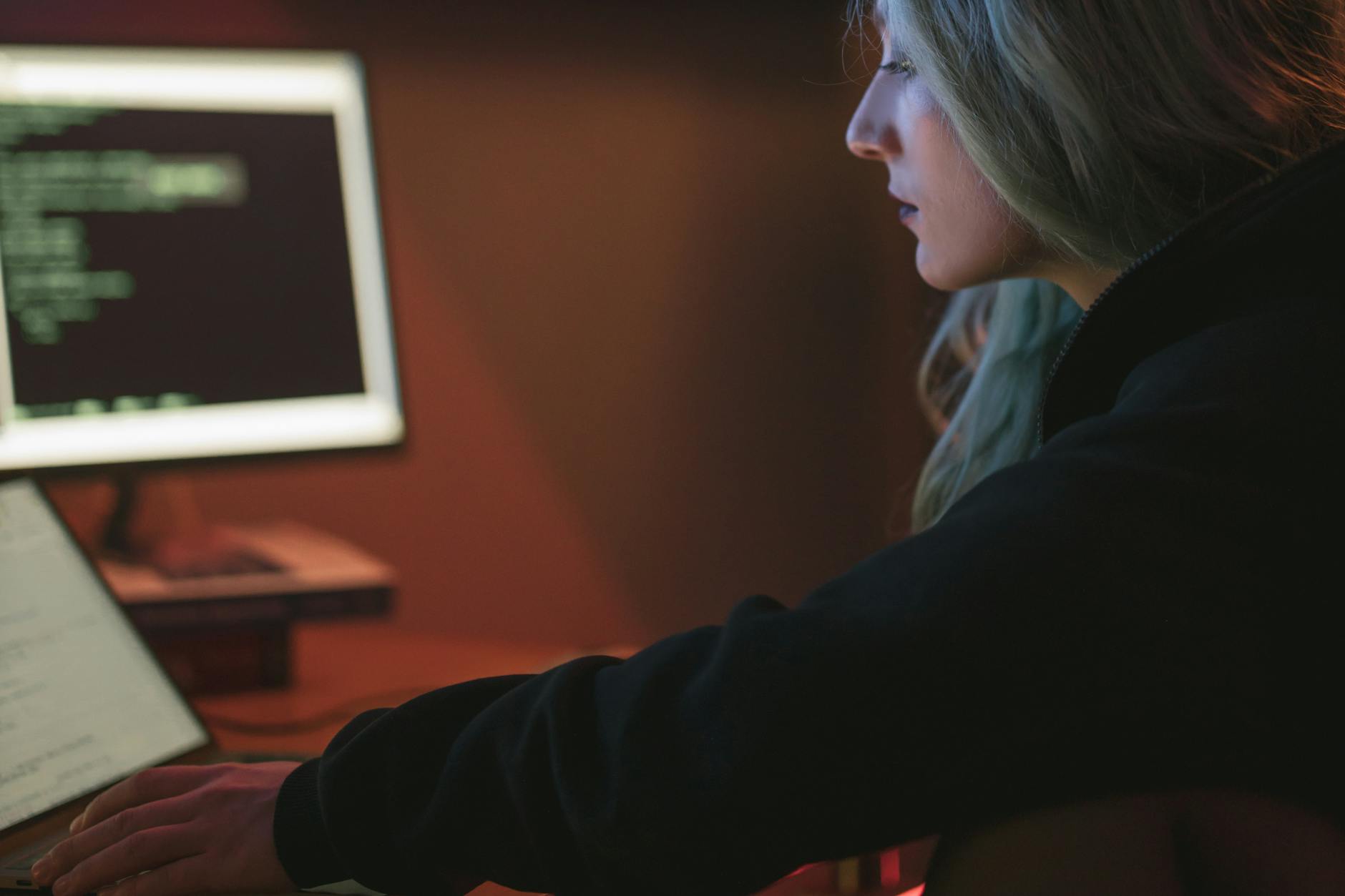 Kubernetes na start: k3s, MicroK8s czy Minikube — co ma sens na laptopie? Programistka pracuje nocą nad kodem Kubernetes na laptopie