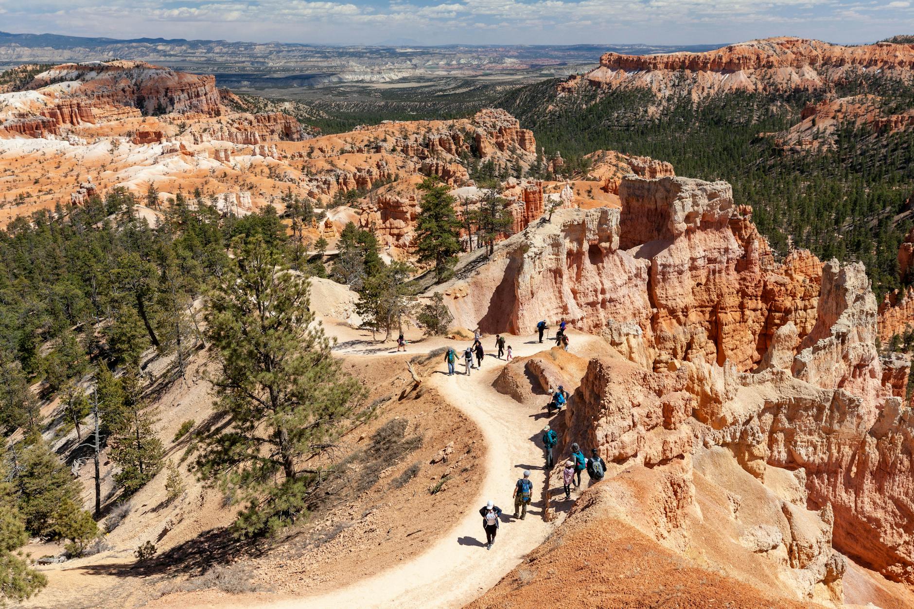 Turyści na szlaku wśród skalnych formacji Bryce Canyon w Utah