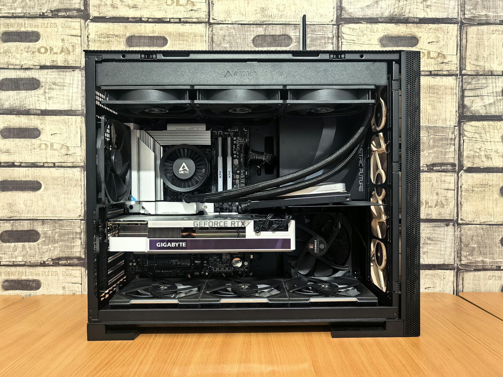 Wnętrze złożonego komputera gamingowego z kartą graficzną i chłodzeniem