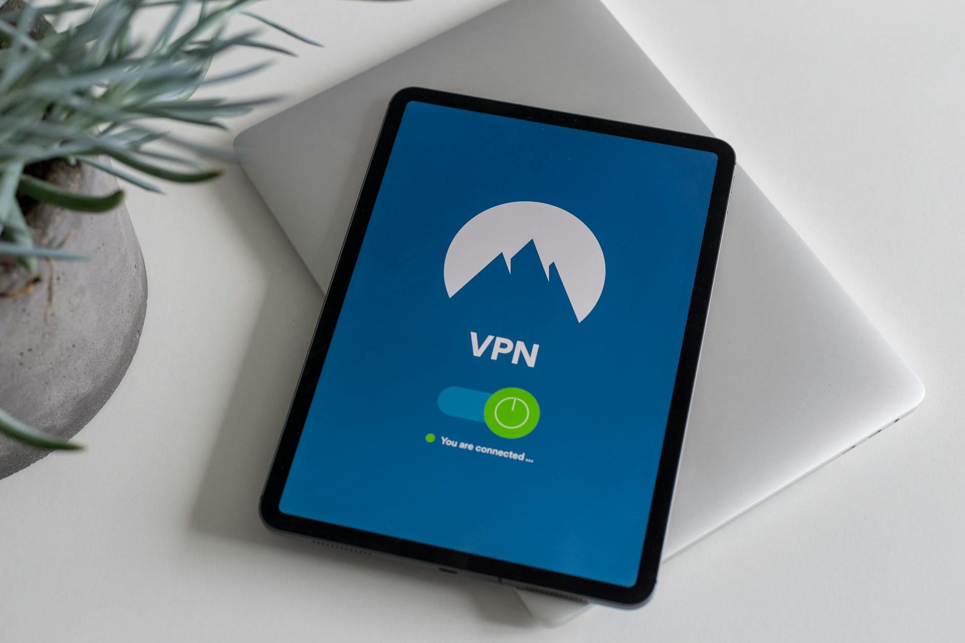 Tablet z uruchomioną aplikacją VPN jako symbol bezpieczeństwa online