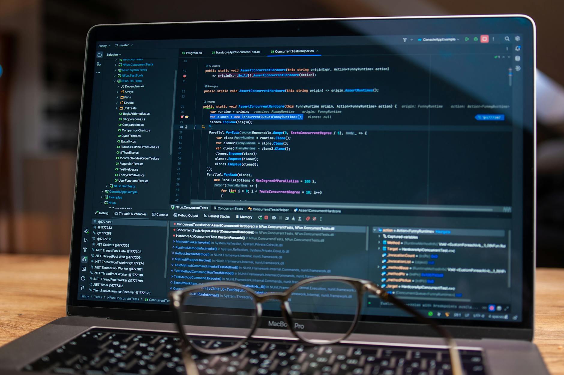 Ekran laptopa z kodem i narzędziem do debugowania oprogramowania