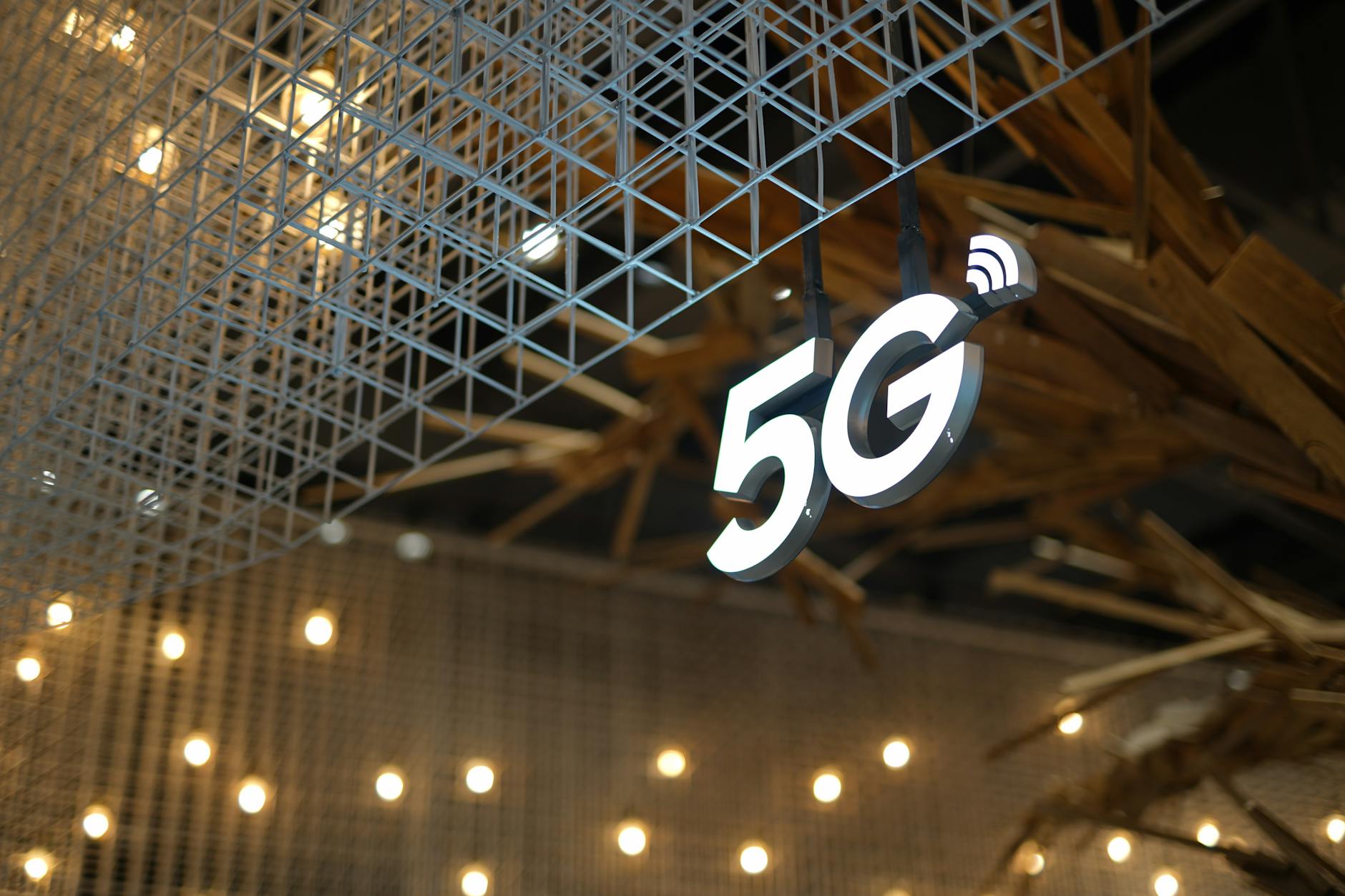 Podświetlony neon 5G na tle nowoczesnego sufitu z ciepłym oświetleniem