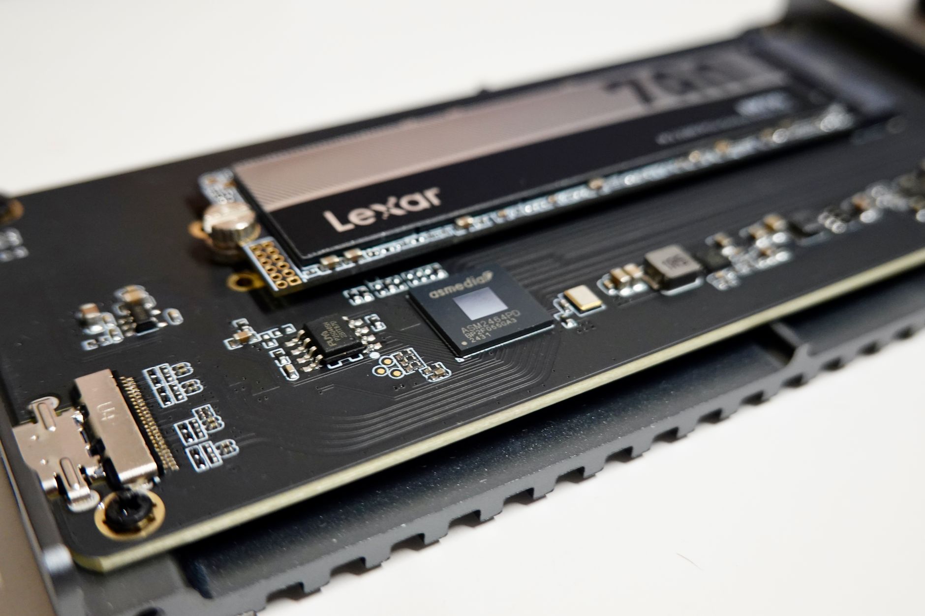 Zbliżenie na dysk Lexar NVMe SSD zamontowany na płytce drukowanej Zbliżenie na dysk Lexar NVMe SSD zamontowany na płytce drukowanej
