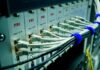 pgvector w PostgreSQL: jak skonfigurować bazę wektorową pod modele RAG i embeddingi Kable Ethernet podłączone do przełącznika sieciowego w centrum danych