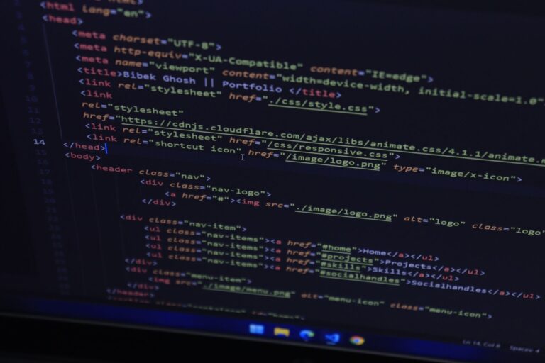 Zbliżenie kodu HTML wyświetlanego na ekranie komputera
